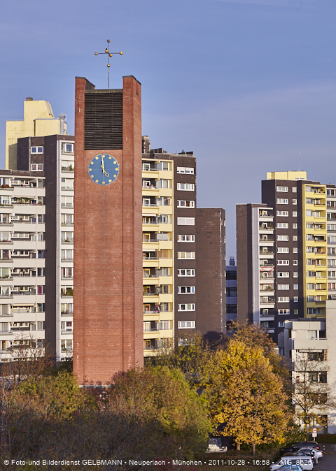 28.10.2011 - Marx-Zentrum und St.Monika in Neuperlach